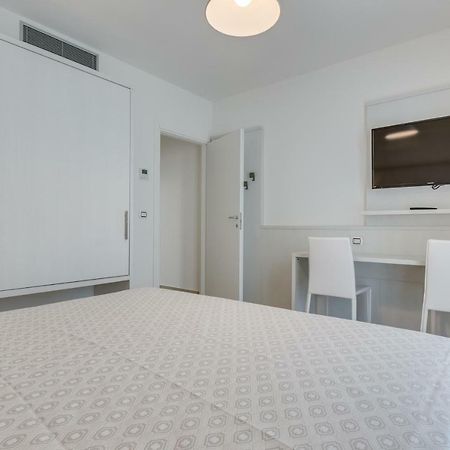 Apartaments Suites Ambassador Caorle Bagian luar foto