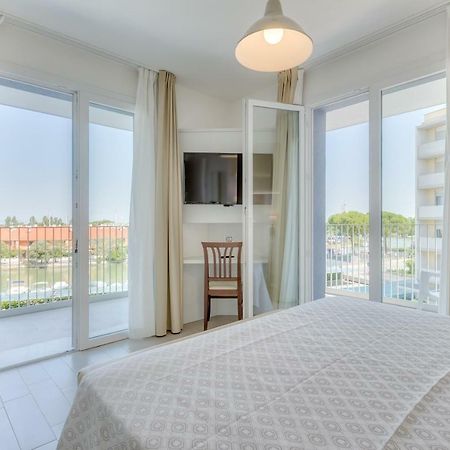 Apartaments Suites Ambassador Caorle Bagian luar foto