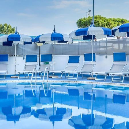 Apartaments Suites Ambassador Caorle Bagian luar foto