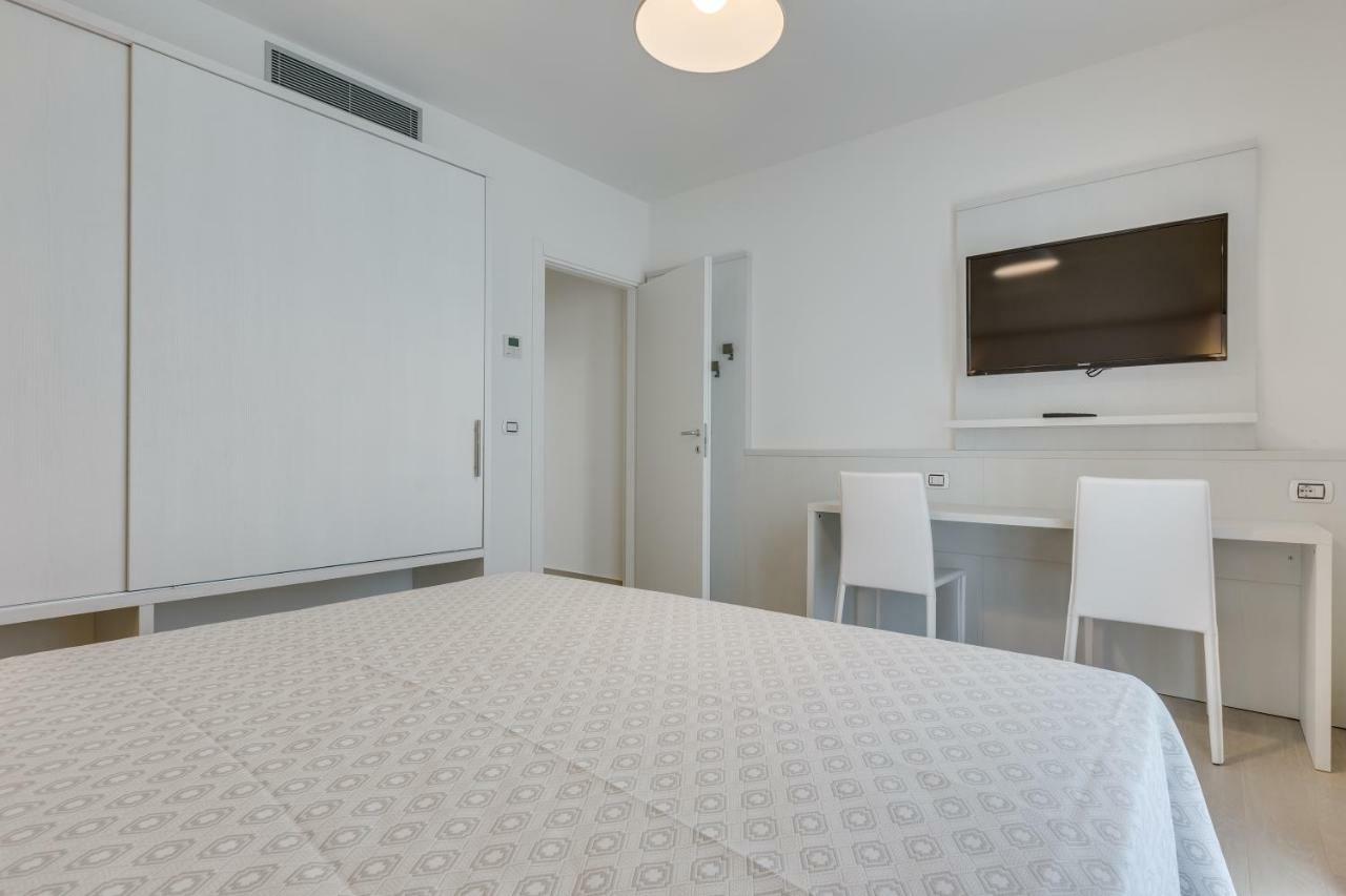 Apartaments Suites Ambassador Caorle Bagian luar foto