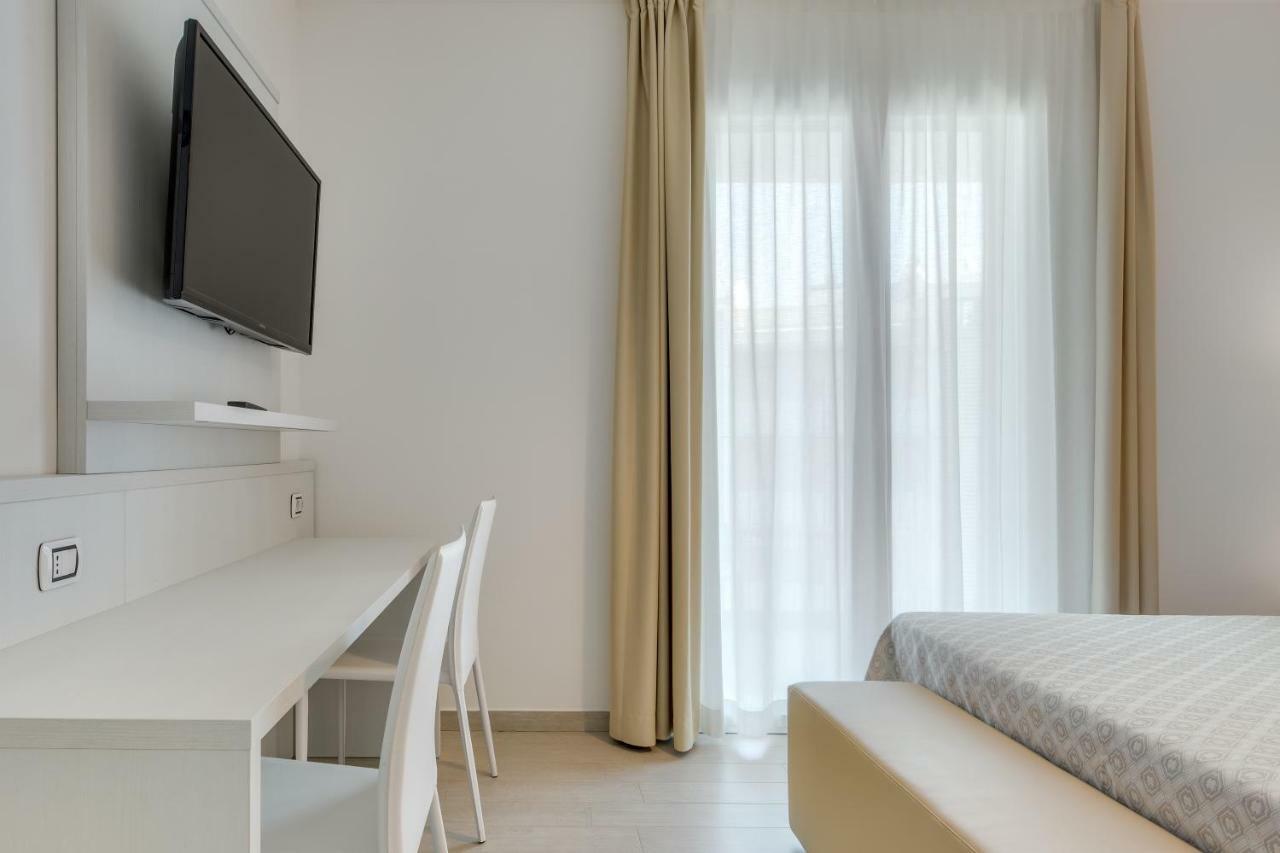 Apartaments Suites Ambassador Caorle Bagian luar foto