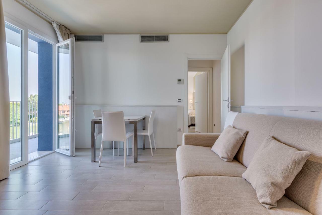 Apartaments Suites Ambassador Caorle Bagian luar foto