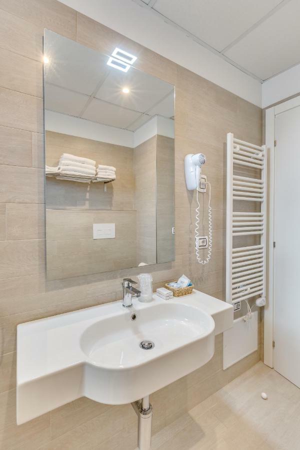 Apartaments Suites Ambassador Caorle Bagian luar foto