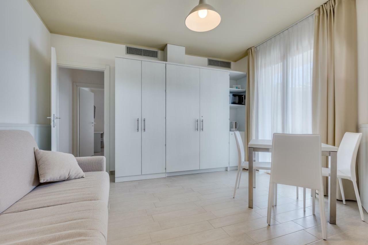 Apartaments Suites Ambassador Caorle Bagian luar foto