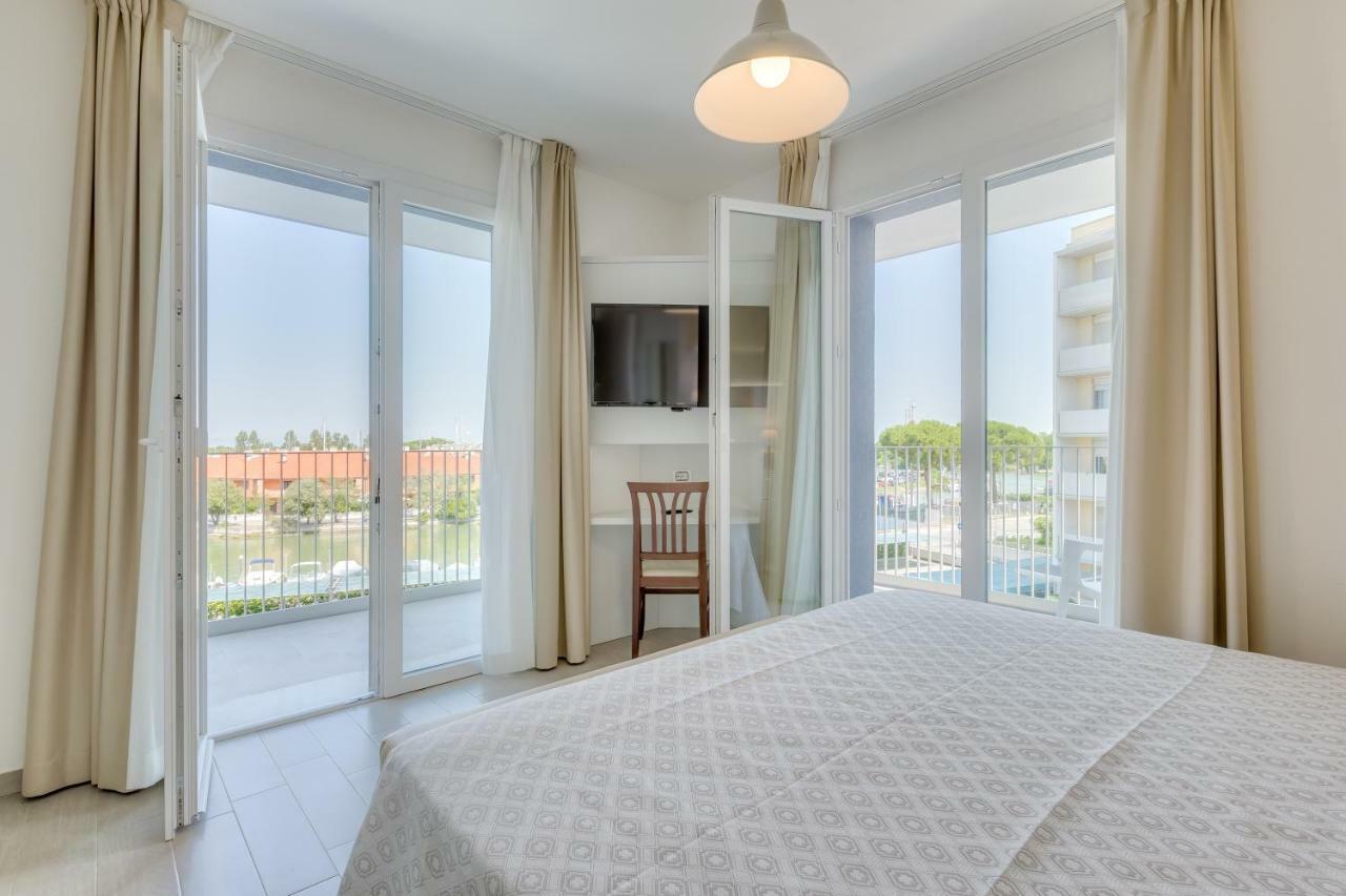 Apartaments Suites Ambassador Caorle Bagian luar foto