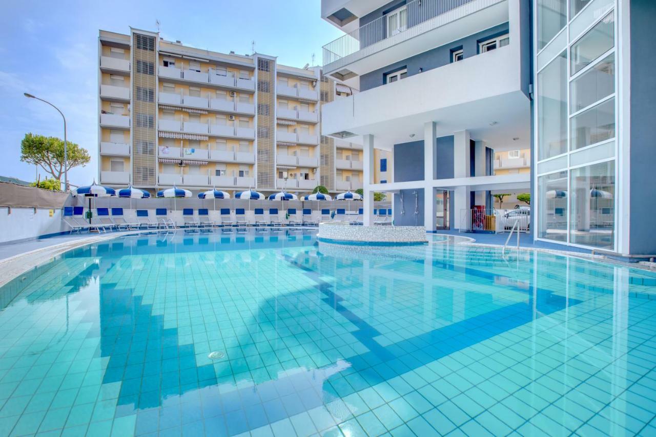 Apartaments Suites Ambassador Caorle Bagian luar foto