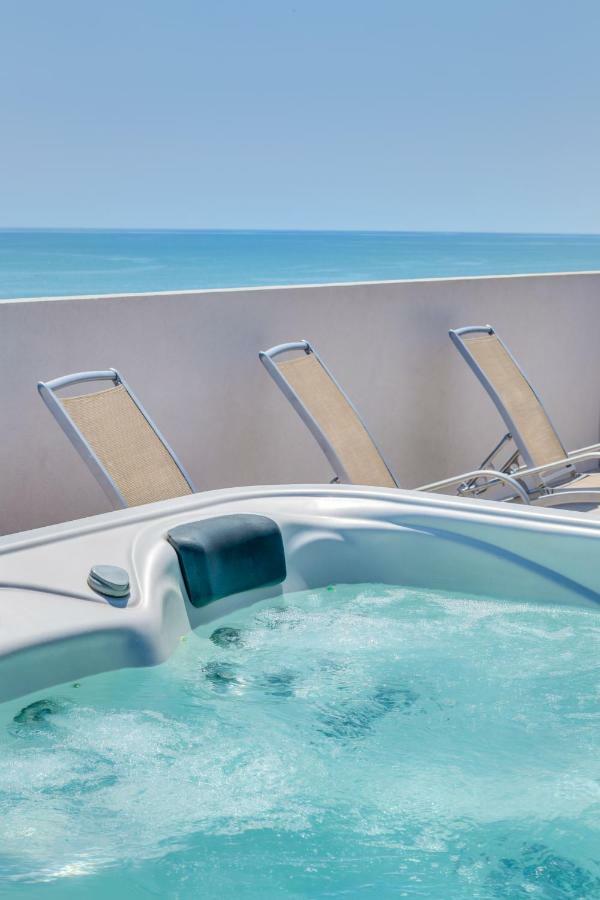 Apartaments Suites Ambassador Caorle Bagian luar foto