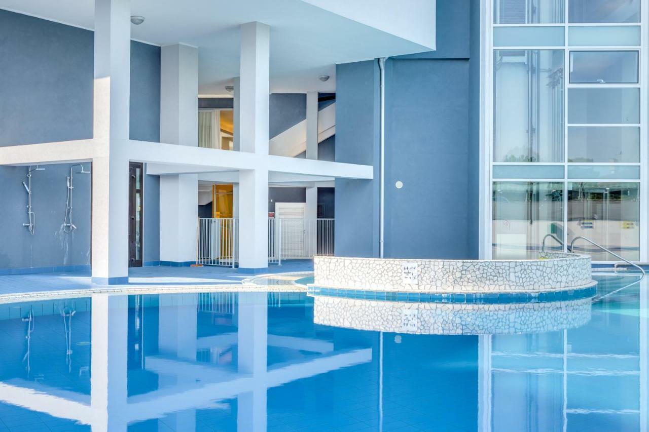 Apartaments Suites Ambassador Caorle Bagian luar foto