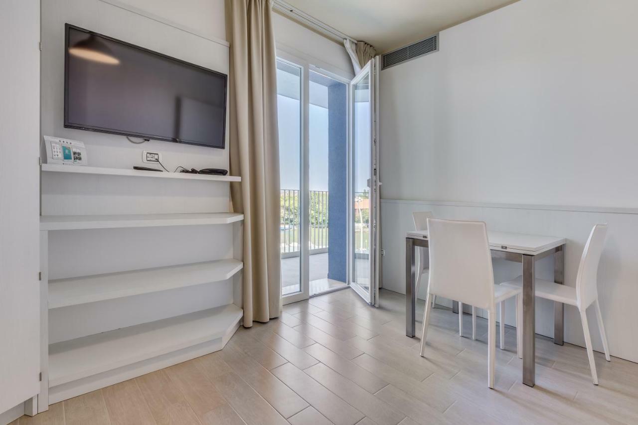 Apartaments Suites Ambassador Caorle Bagian luar foto