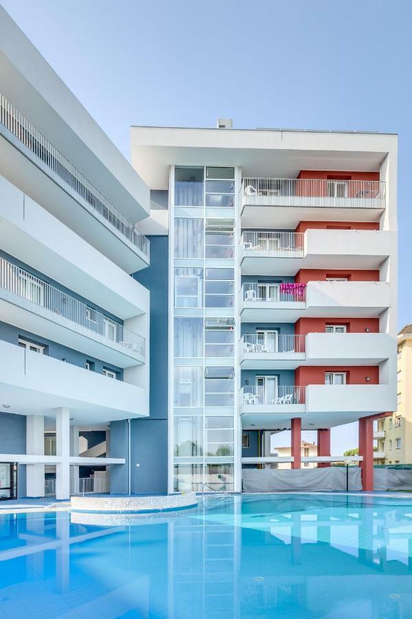 Apartaments Suites Ambassador Caorle Bagian luar foto