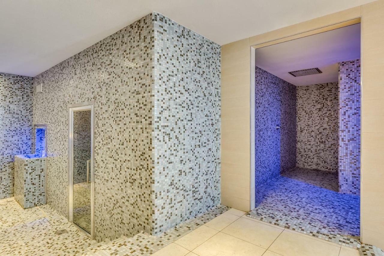 Apartaments Suites Ambassador Caorle Bagian luar foto