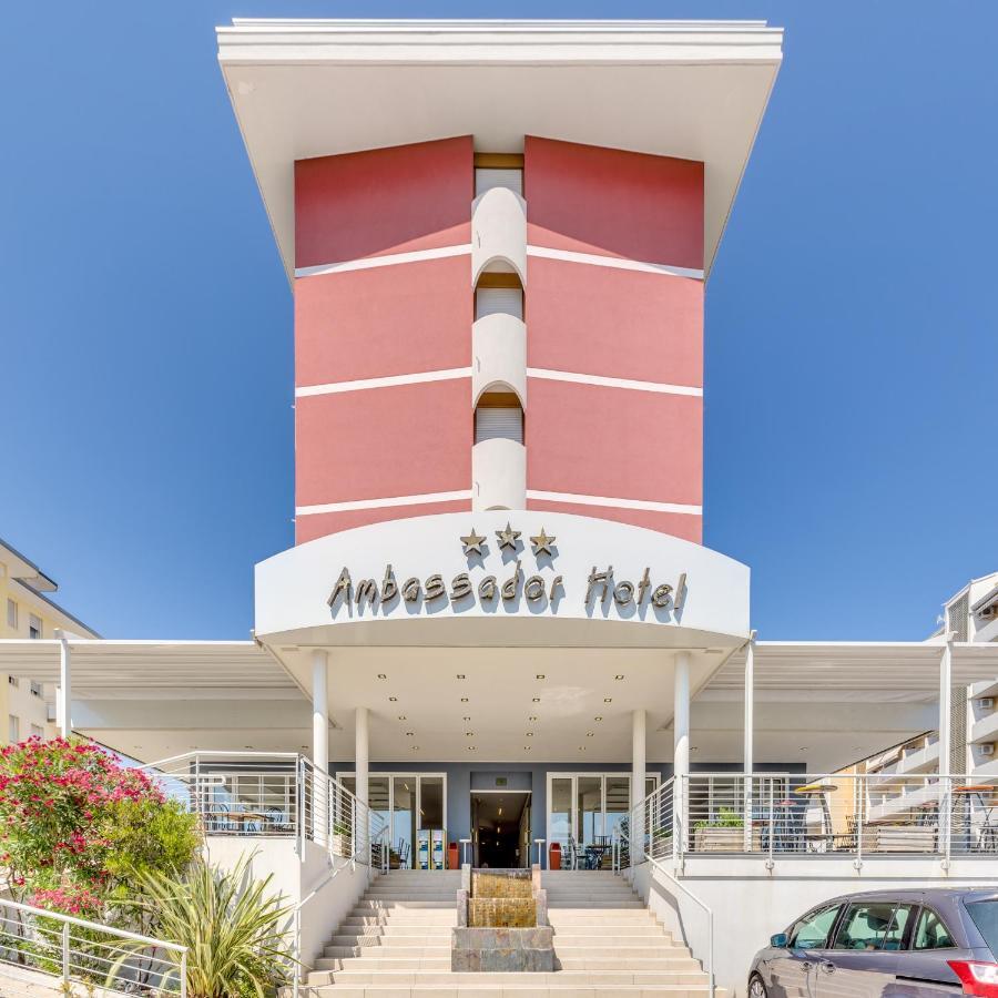Apartaments Suites Ambassador Caorle Bagian luar foto