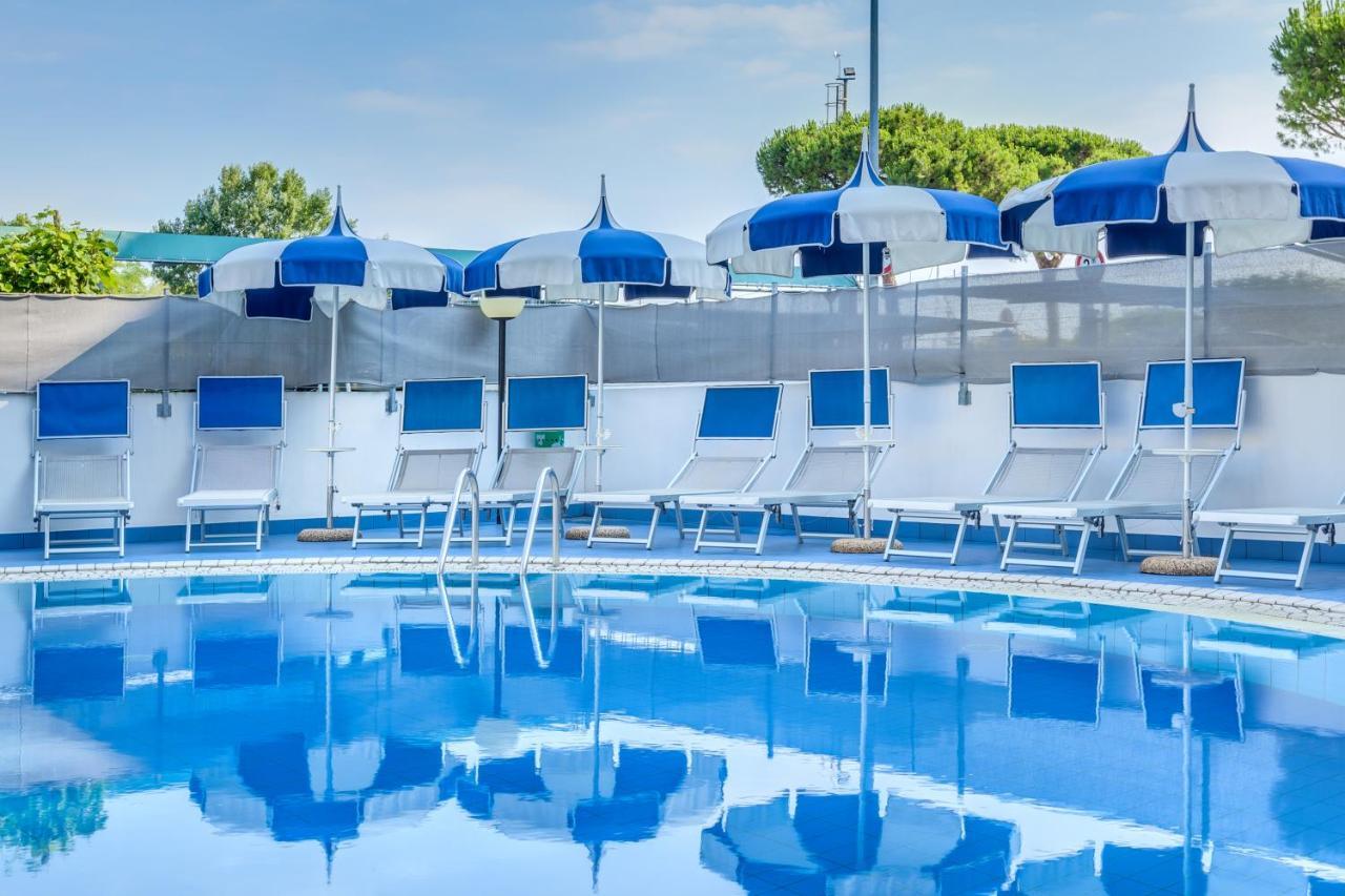 Apartaments Suites Ambassador Caorle Bagian luar foto